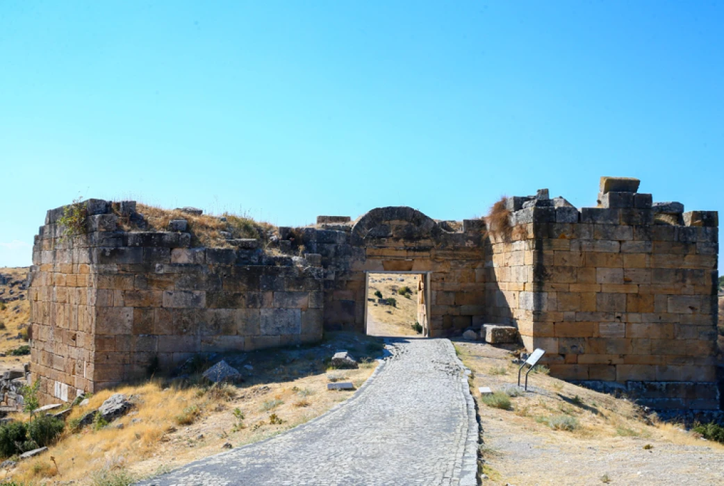 Blaundos’un 2 bin yıllık stadyumu ortaya çıkarılıyor: Antik kentte kazılar hız kazandı
