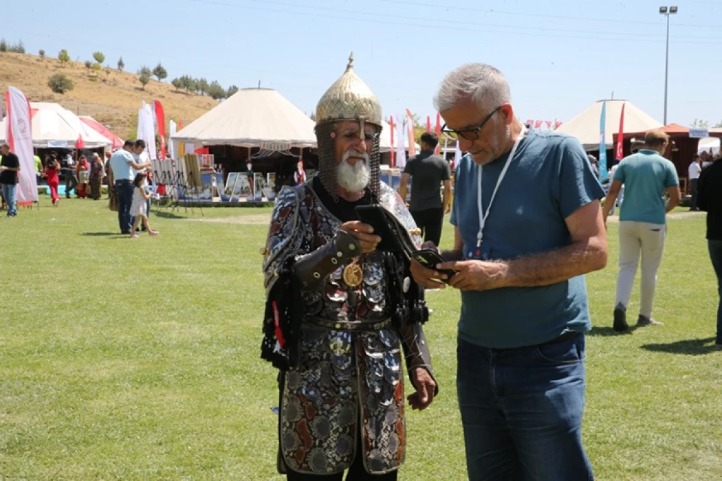 71 yaşındaki delikanlı Ahlat’ta ilgi odağı oldu: Temsili savaş kıyafetiyle gençlerle buluştu