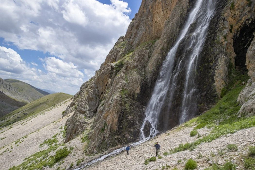 Tunceli'deki Kırkmerdiven Şelaleleri yaz sezonunda turizmi hareketlendiriyor
