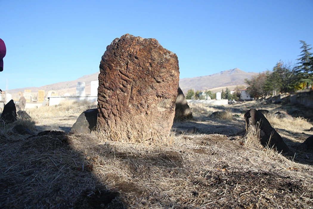 Kayseri'de Türk boyları ve Osmanlı dönemi bezemeli mezar taşları belgelendi