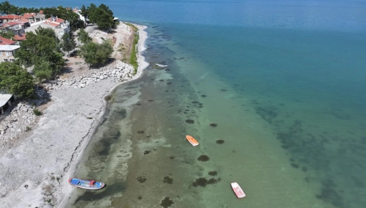 Kuraklığın etkisiyle su seviyesi düşen Eğirdir Gölü dronla görüntülendi