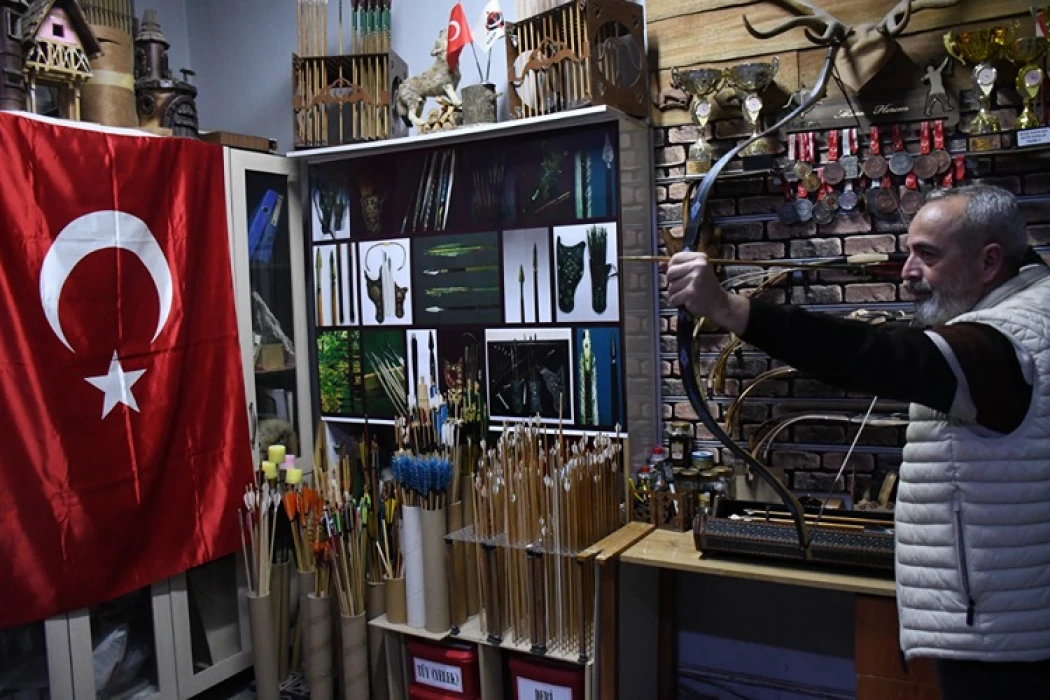 Türk tarihi merakıyla başladığı geleneksel ok yapımını gençlere öğretiyor