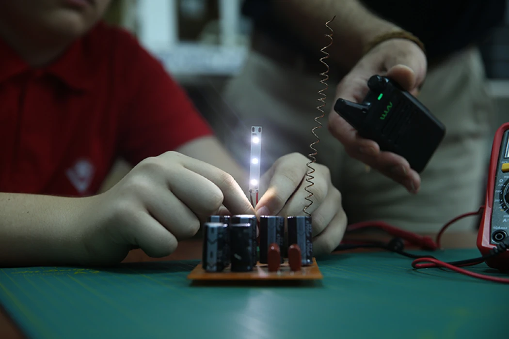 Elektromanyetik alanlardan elektrik hasadı! 2 ortaokul öğrencisi geliştirdi