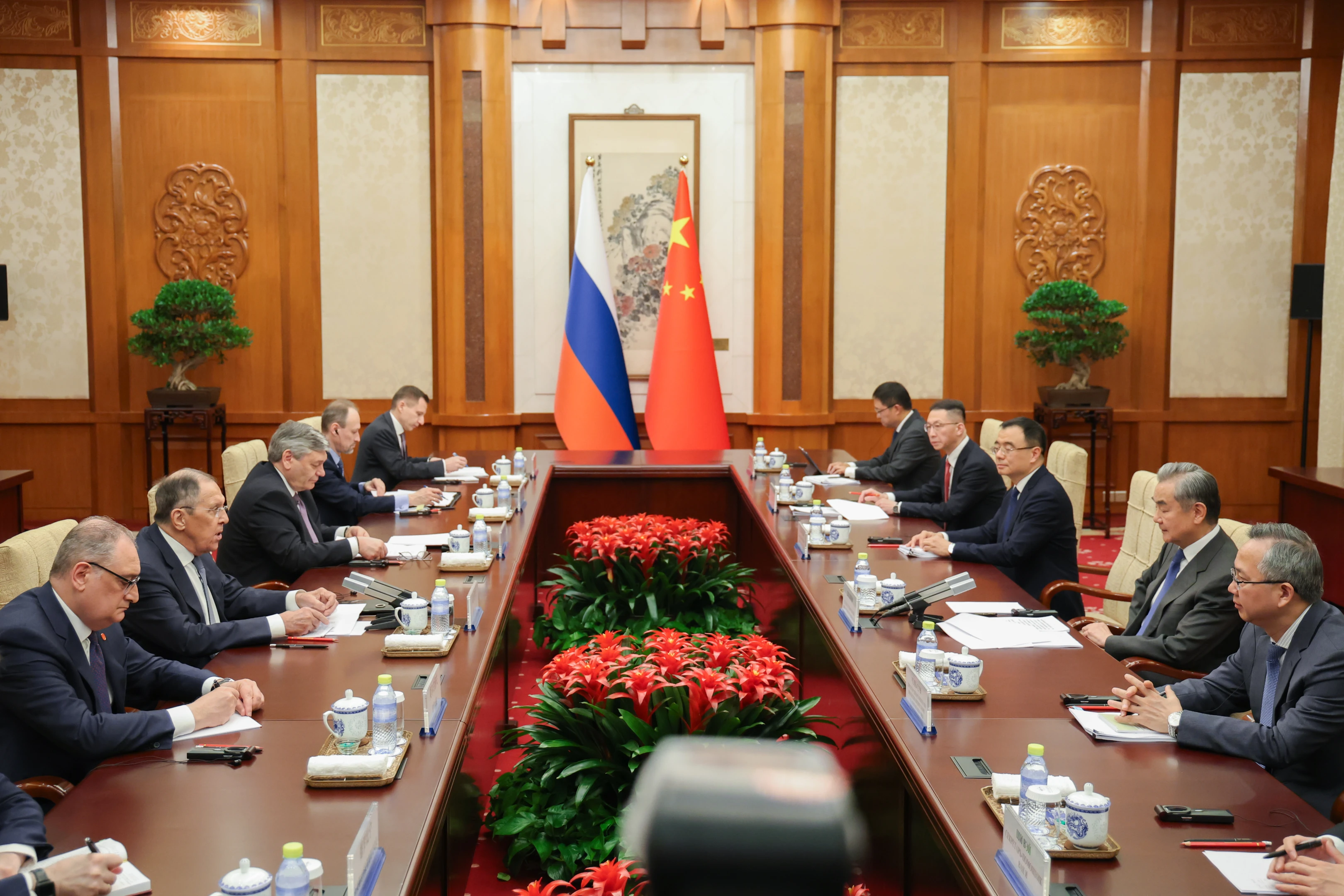 Rusya ve Çin'den açıklama: 'ASEAN'ı bölmeye çalışıyorlar'