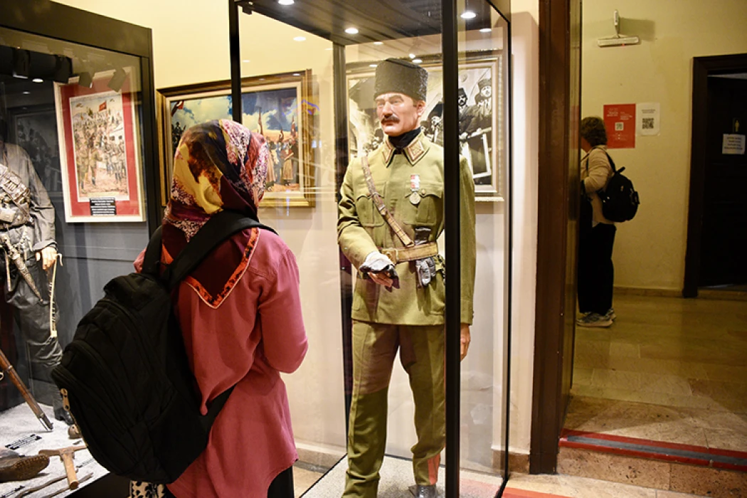 Atatürk'ün orijinal üniforması Samsun Kültür Yolu Festivali'nde sergileniyor