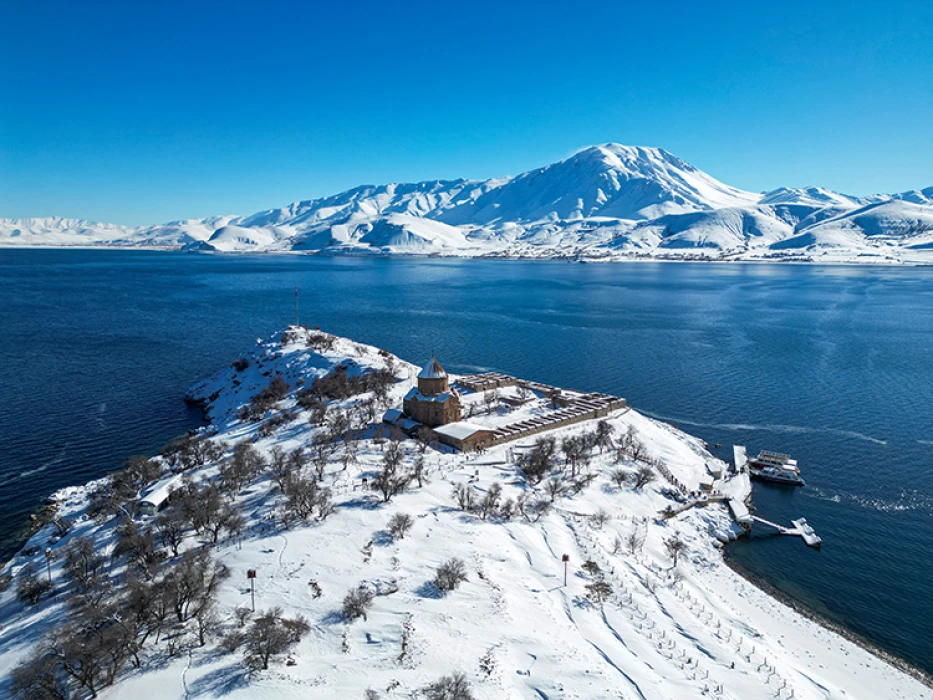 Beyaza bürünen Akdamar Adası ziyaretçilerini ağırlıyor