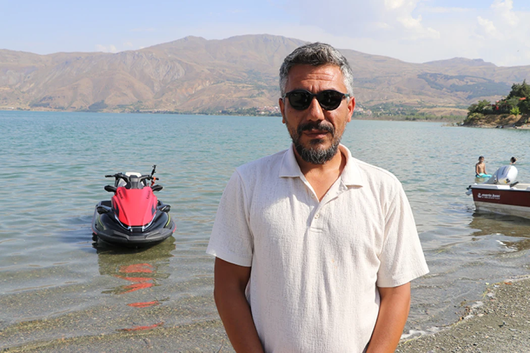Hazar Gölü sahili kavurucu sıcaktan bunalanların adresi oluyor