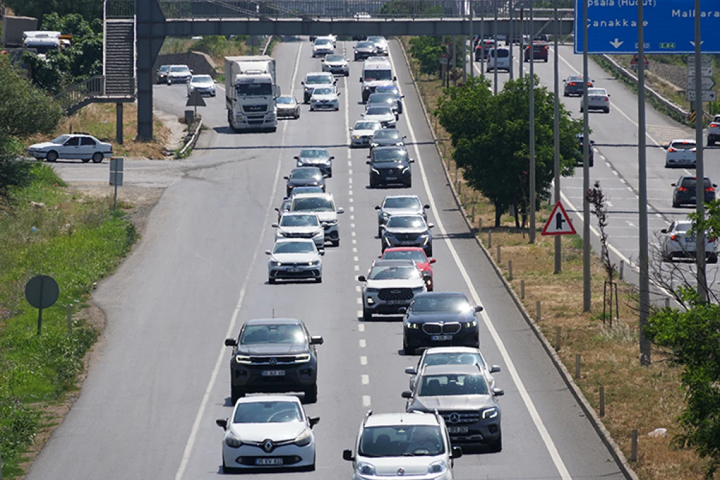 Tatilciler İstanbul'a dönüş yolunda: Trafik yoğunluğu kameraya yansıdı