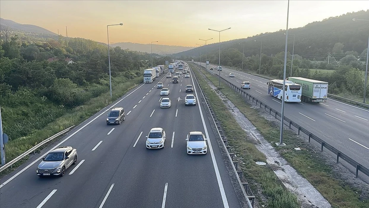 Bayram tatili yolculuğu başladı: Otoyol ve kara yollarında yoğunluk
