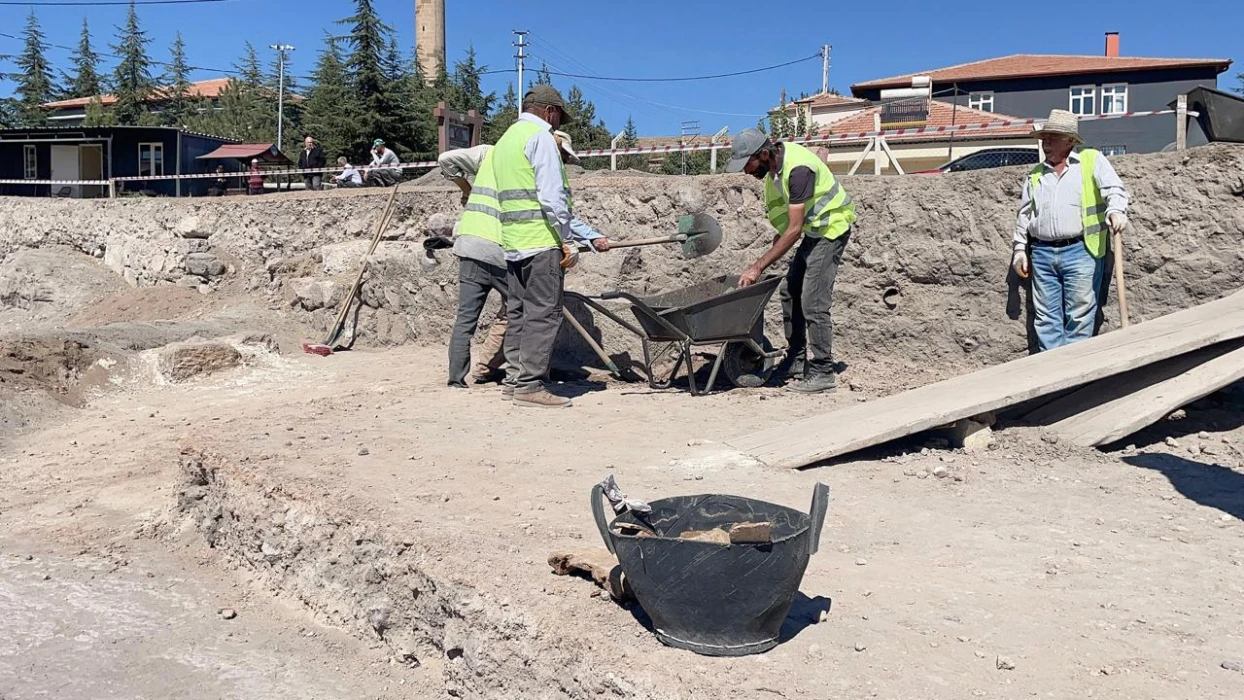 Kayseri’de 1700 yıllık izler gün yüzüne çıktı! Mozaikli yapıda çocuk ve yetişkin mezarı bulundu