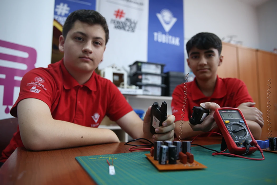 Elektromanyetik alanlardan elektrik hasadı! 2 ortaokul öğrencisi geliştirdi