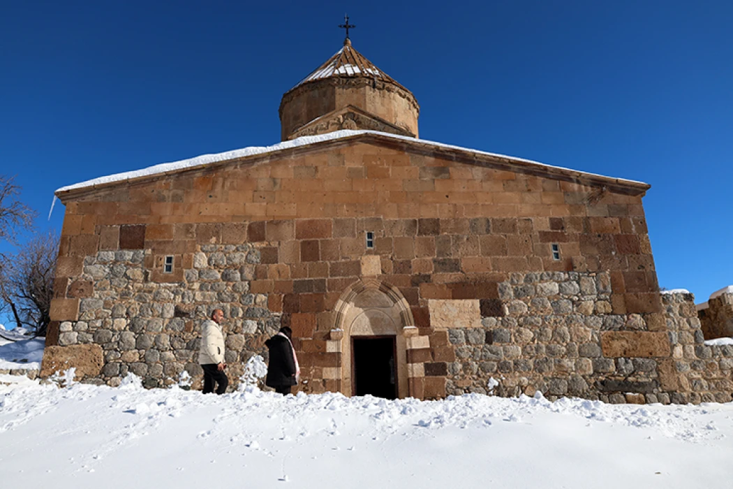 Beyaza bürünen Akdamar Adası ziyaretçilerini ağırlıyor