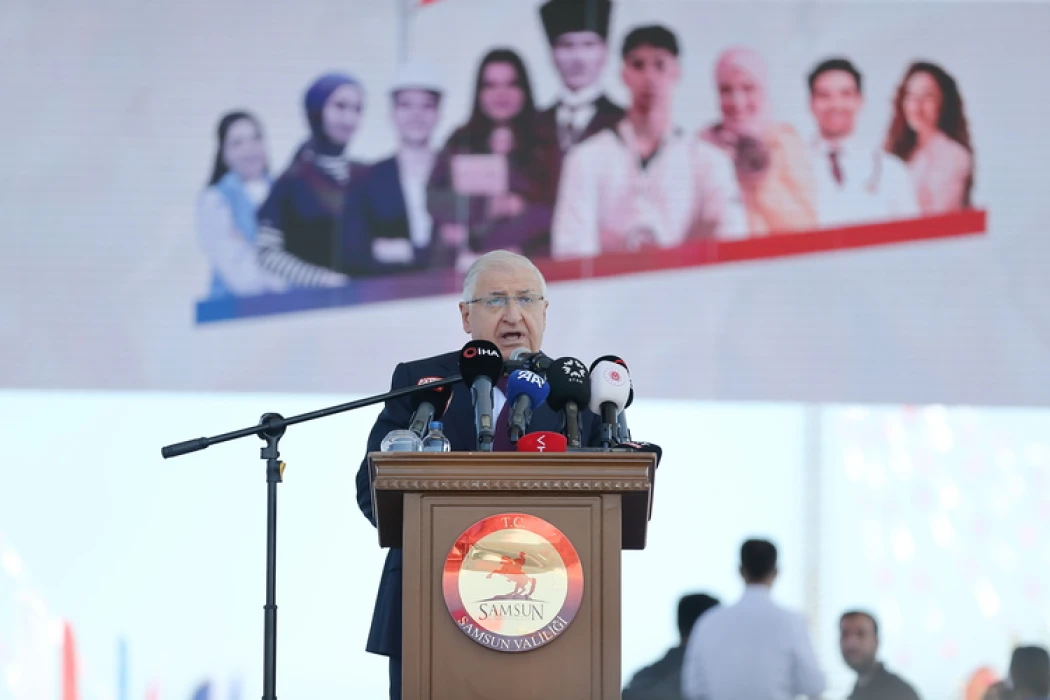 Atatürk'ü temsil eden bayrak Samsun'da karaya çıkarıldı