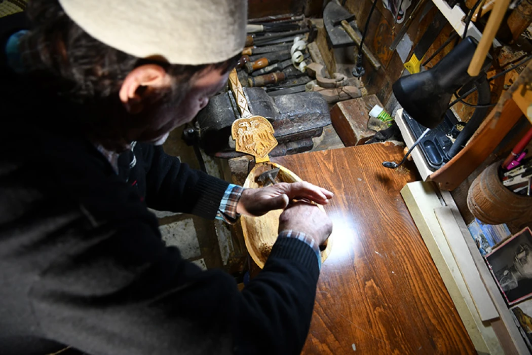 Arnavutların geleneksel müzik aleti lahuta, ustası Alia'nın ellerinde zamana direniyor