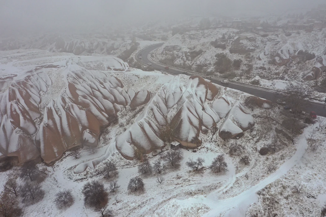 Kapadokya'da mevsimin ilk karı yağdı