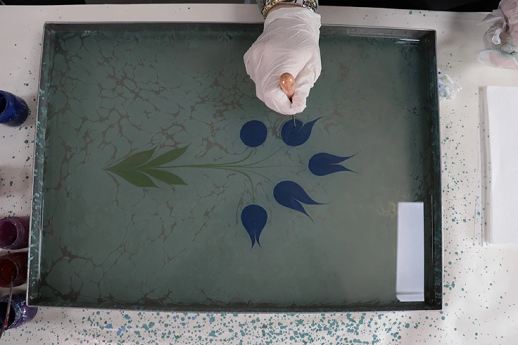 Kadın eliyle genç nesillerle buluşturulan ebru geleceğe taşınıyor