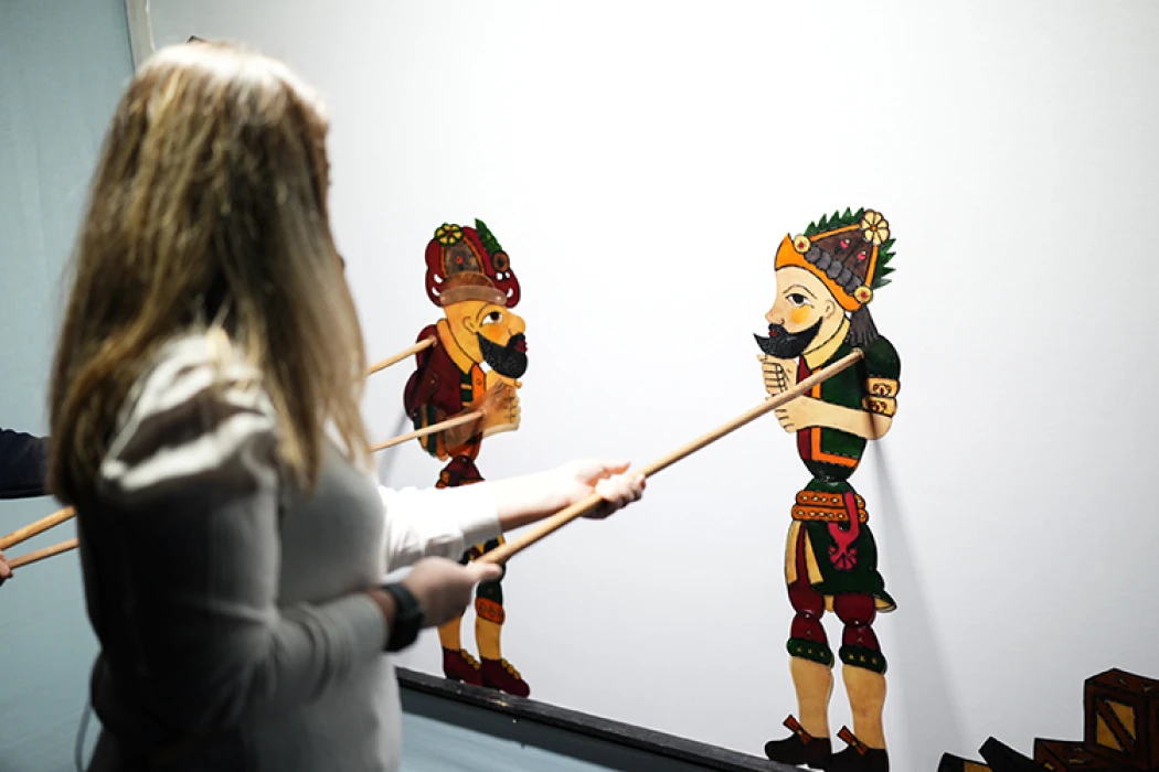 Türk gölge oyununun kadın ustası, Hacivat ile Karagöz'ü dünyaya tanıtıyor