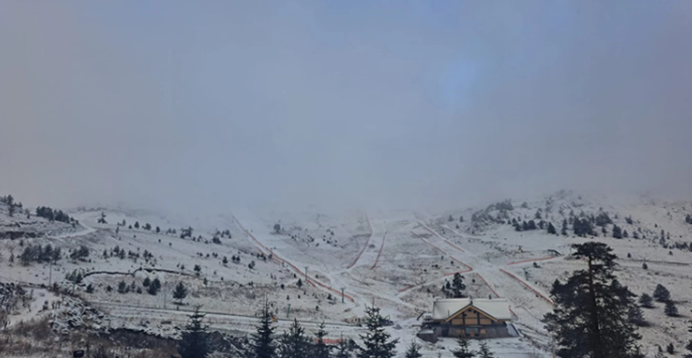 Bolu’nun yüksek kesimlerine mevsimin ilk karı düştü: Yaylalar beyaza büründü