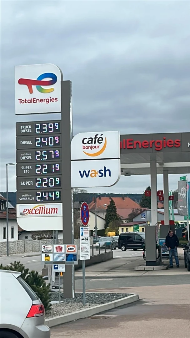 Almanya'da benzinin litresi 2.44 Euro'yu, dizelin litresi 2.57 Euro'yu aştı