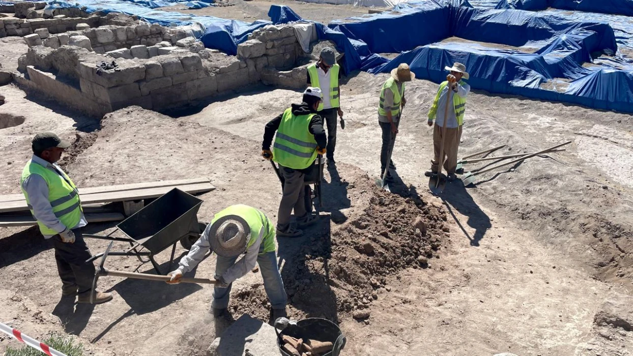 Kayseri’de 1700 yıllık izler gün yüzüne çıktı! Mozaikli yapıda çocuk ve yetişkin mezarı bulundu