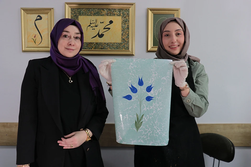 Kadın eliyle genç nesillerle buluşturulan ebru geleceğe taşınıyor