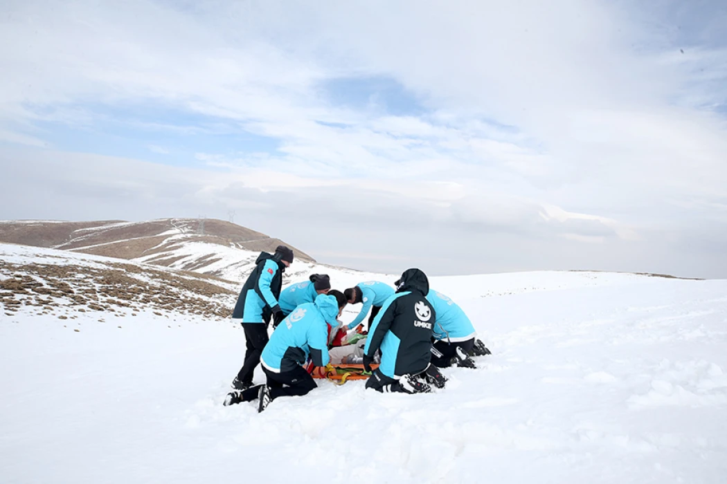 Muş'ta UMKE görevlileri, zorlu eğitimlerle çetin kış şartlarına hazırlanıyor