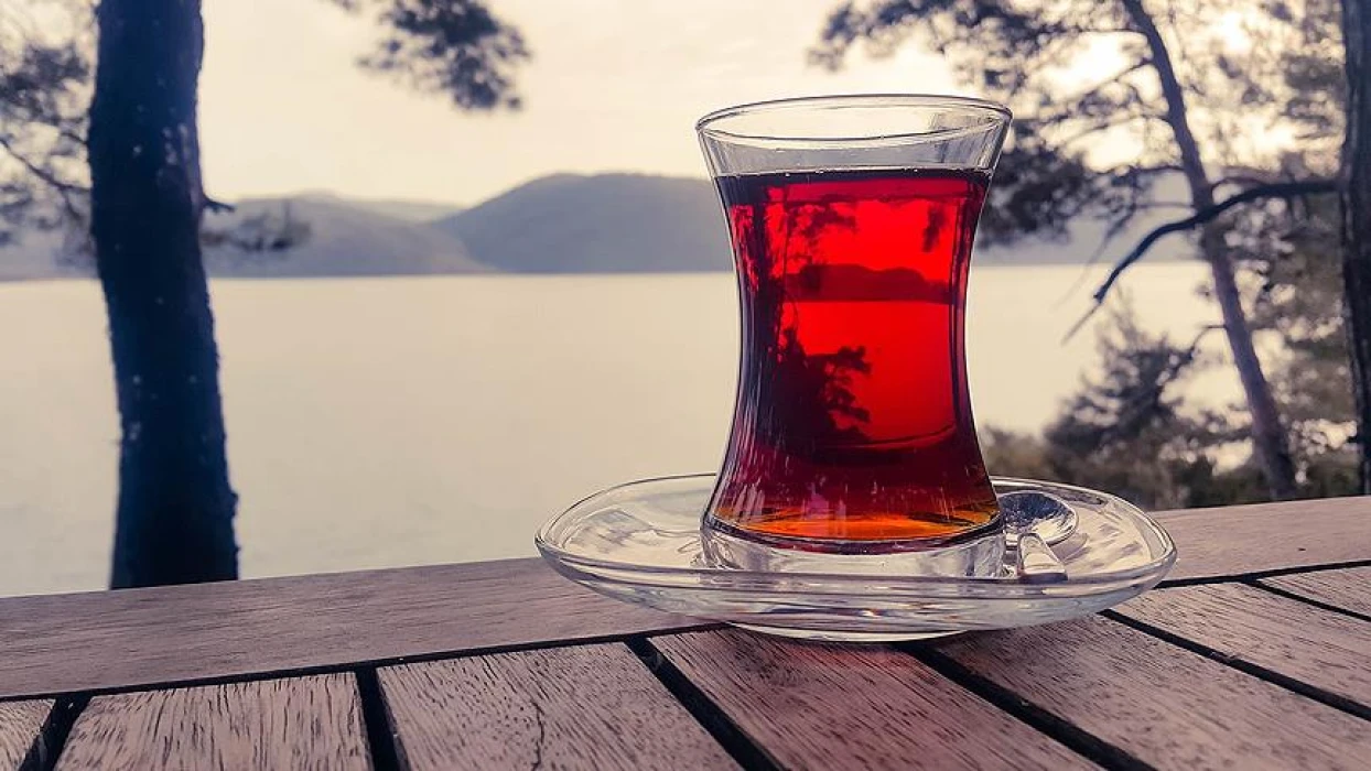 Çay tiryakilerine kritik uyarı: Bu alışkanlık hastalık riskini artırıyor