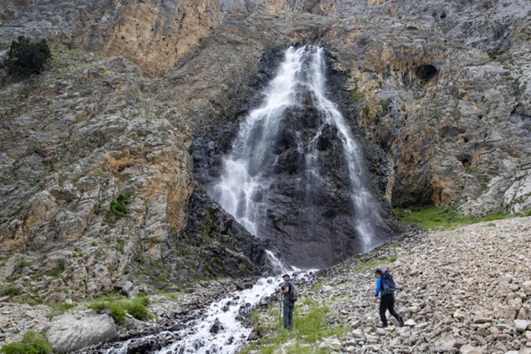 Tunceli'deki Kırkmerdiven Şelaleleri yaz sezonunda turizmi hareketlendiriyor