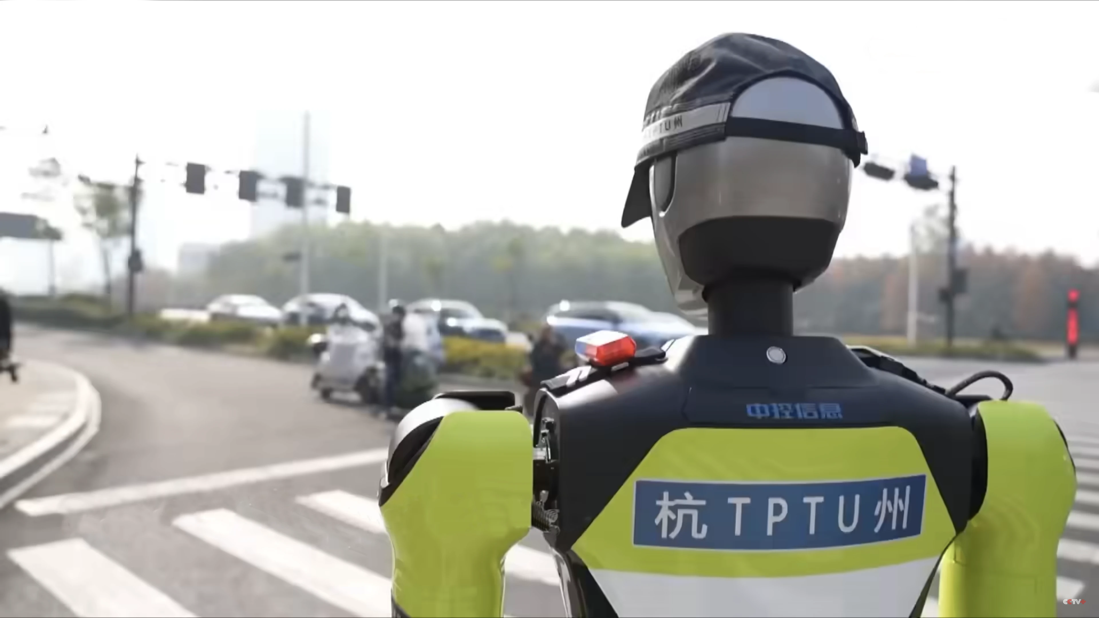 İnsansı robot polisler Çin sokaklarında göreve başladı