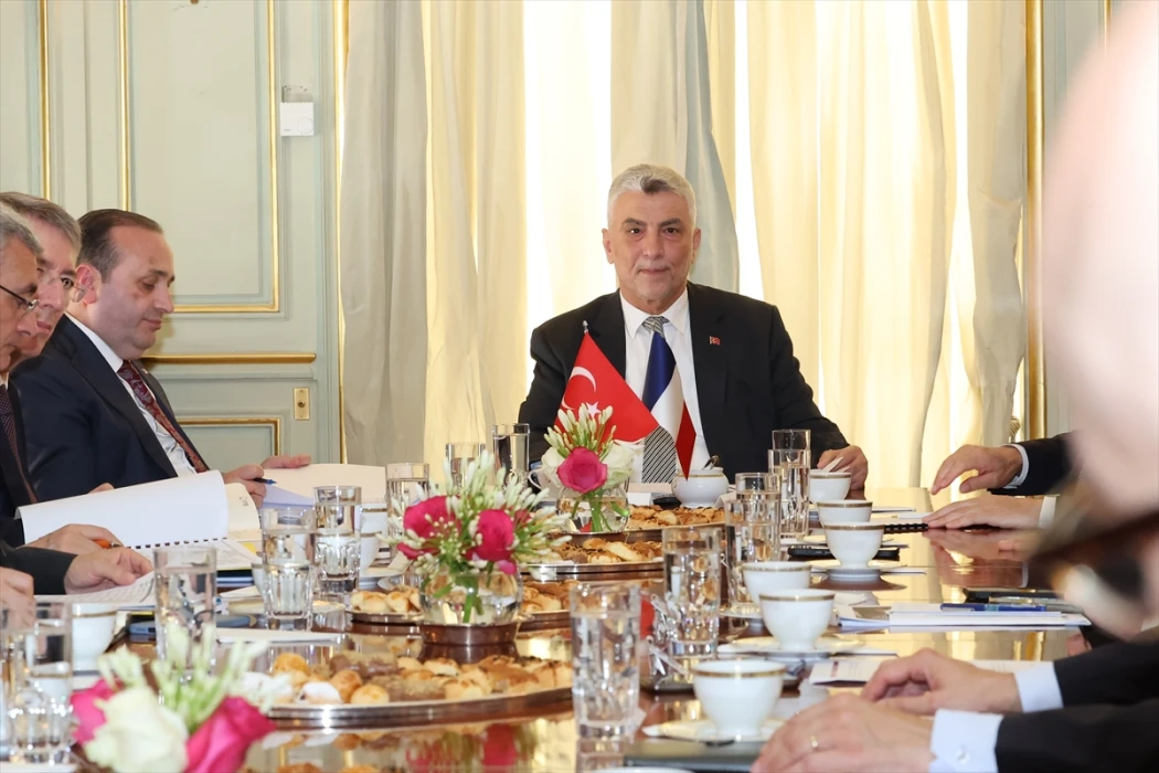 Bakan Bolat'tan Paris'te iş dünyasına mesaj: Türkiye'nin en güvenilir ticaret ortaklarından biri