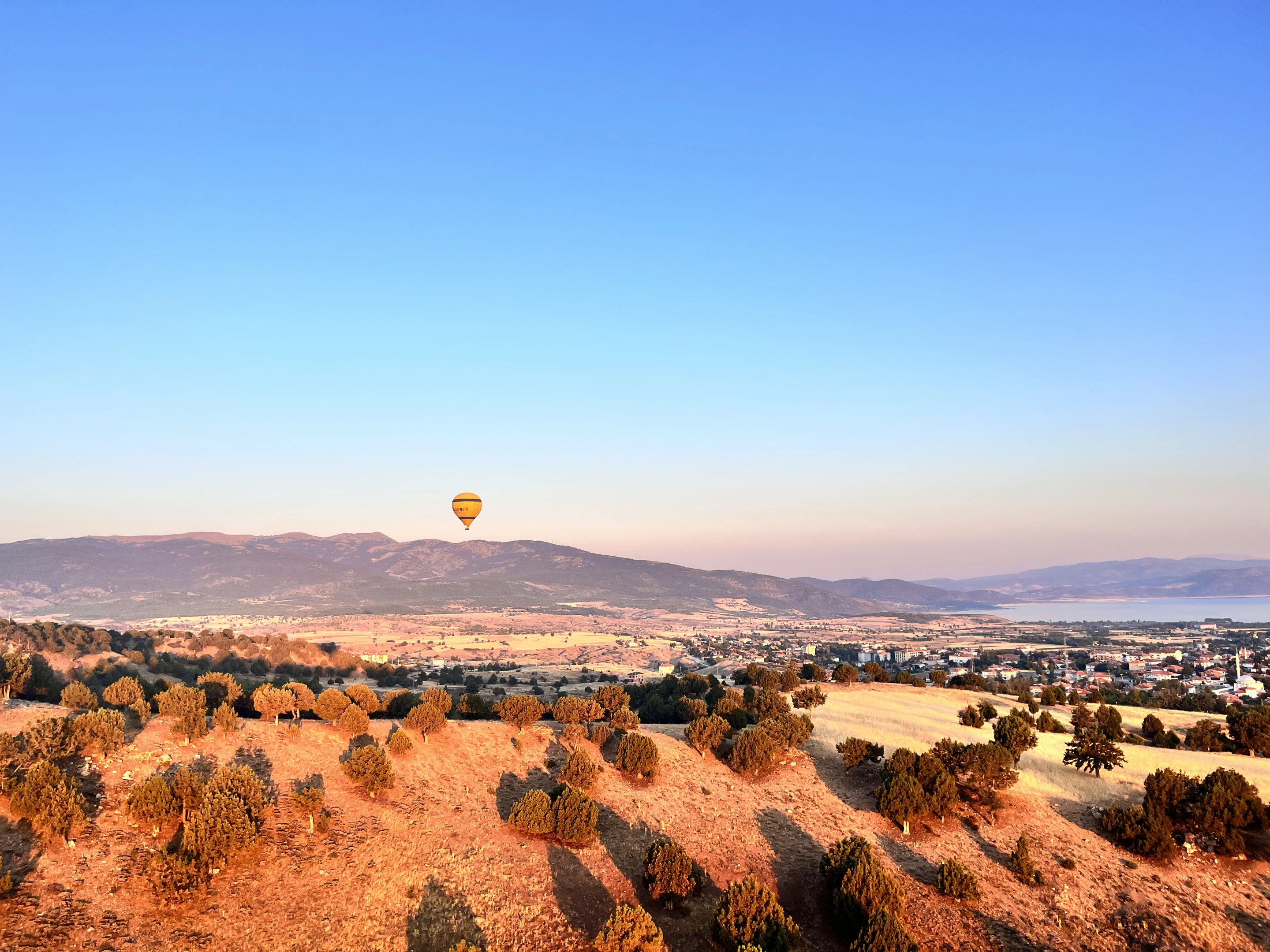 Turistler Salda Gölünü balondan seyrediyor