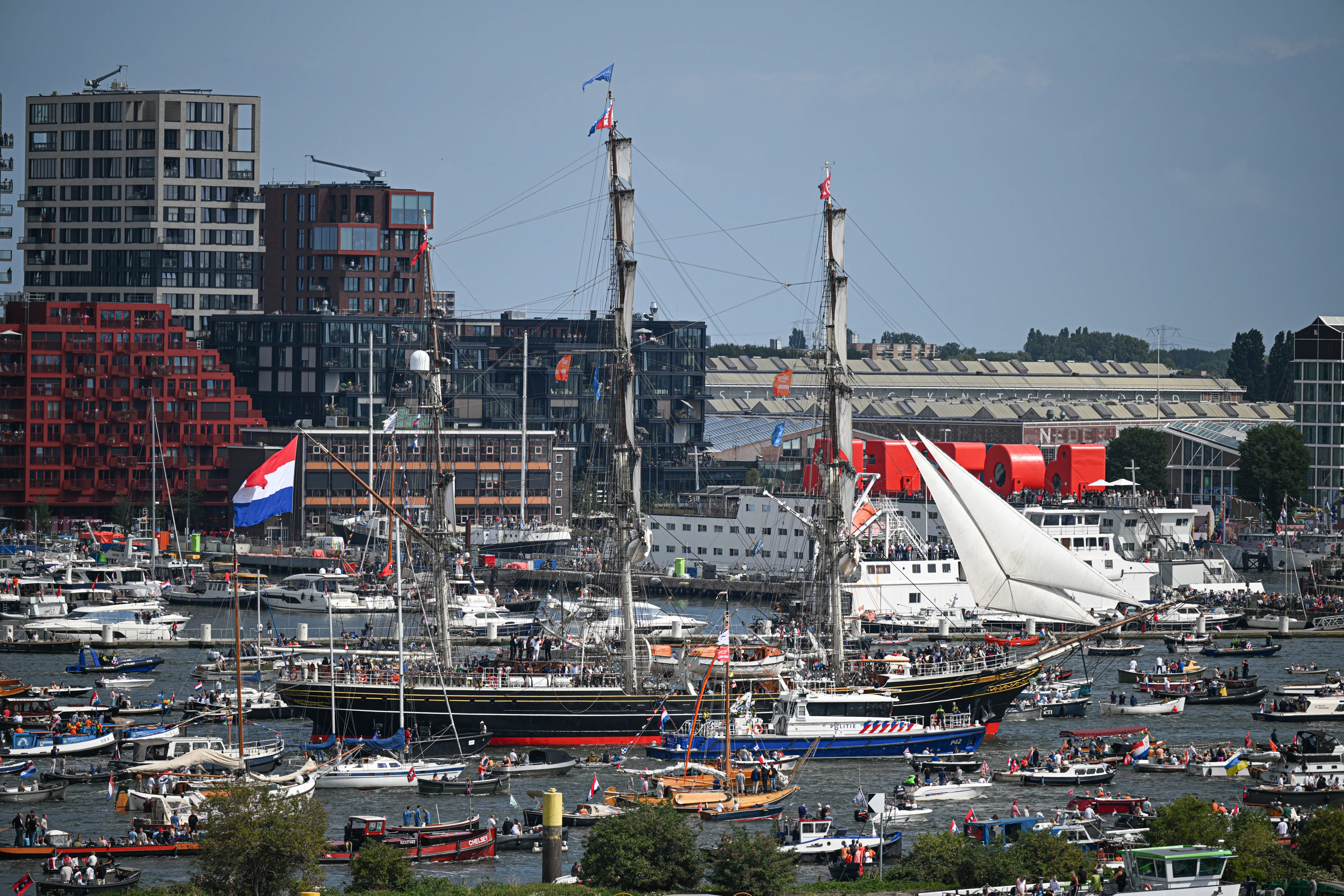 Amsterdam gemilerle doldu! Nedeni belli oldu