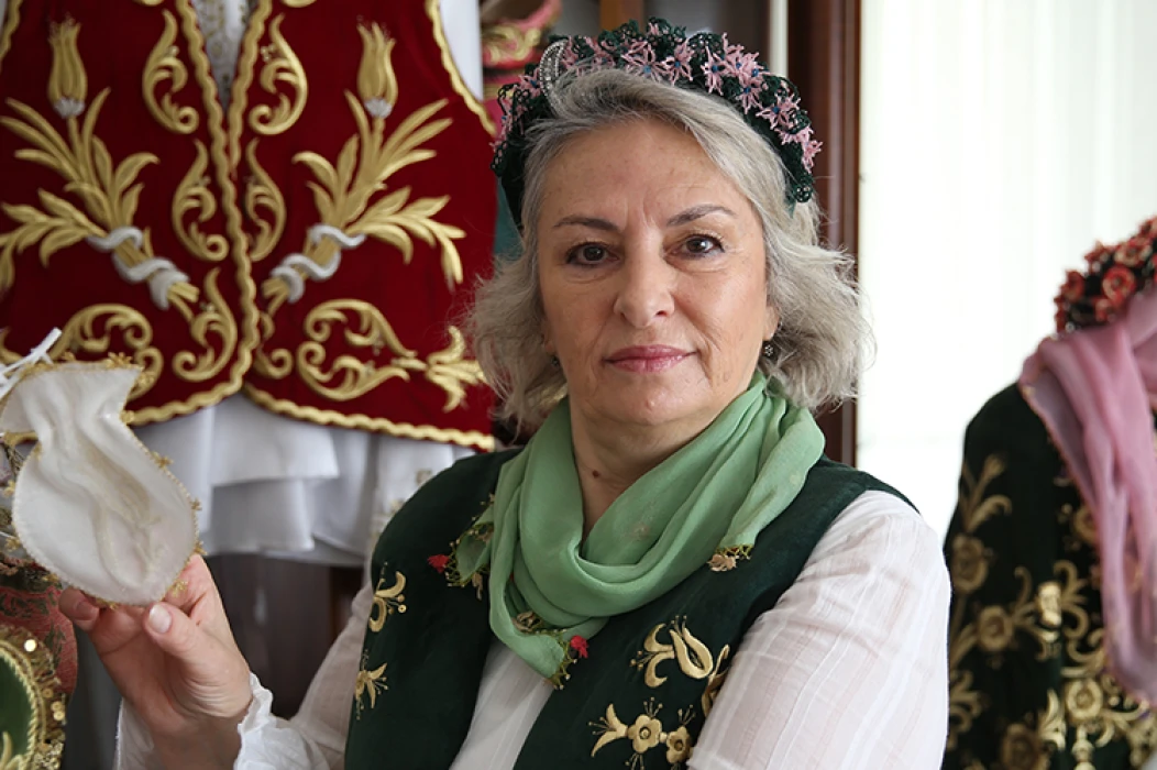 Ailesinden öğrendiği sim sırma sanatını geleneksel usullerle yaşatıp geleceğe taşıyor