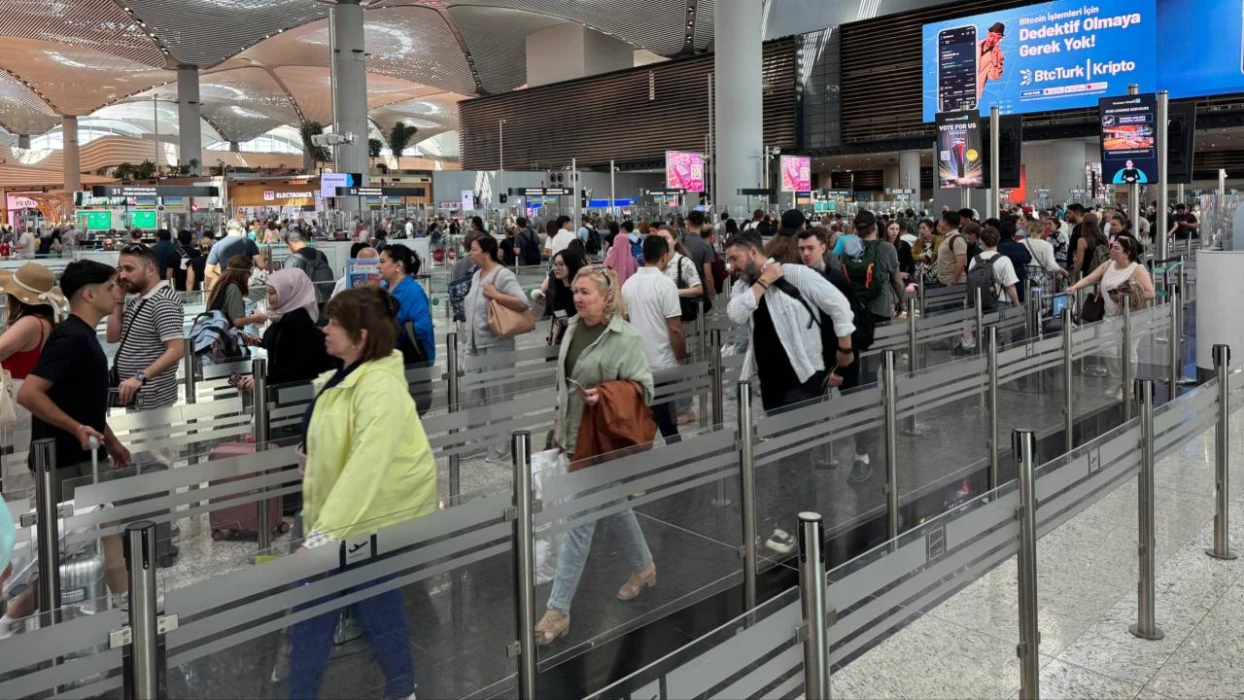 Kurban Bayramı tatili için havalimanlarına akın: Girişlerde uzun kuyruklar oluştu