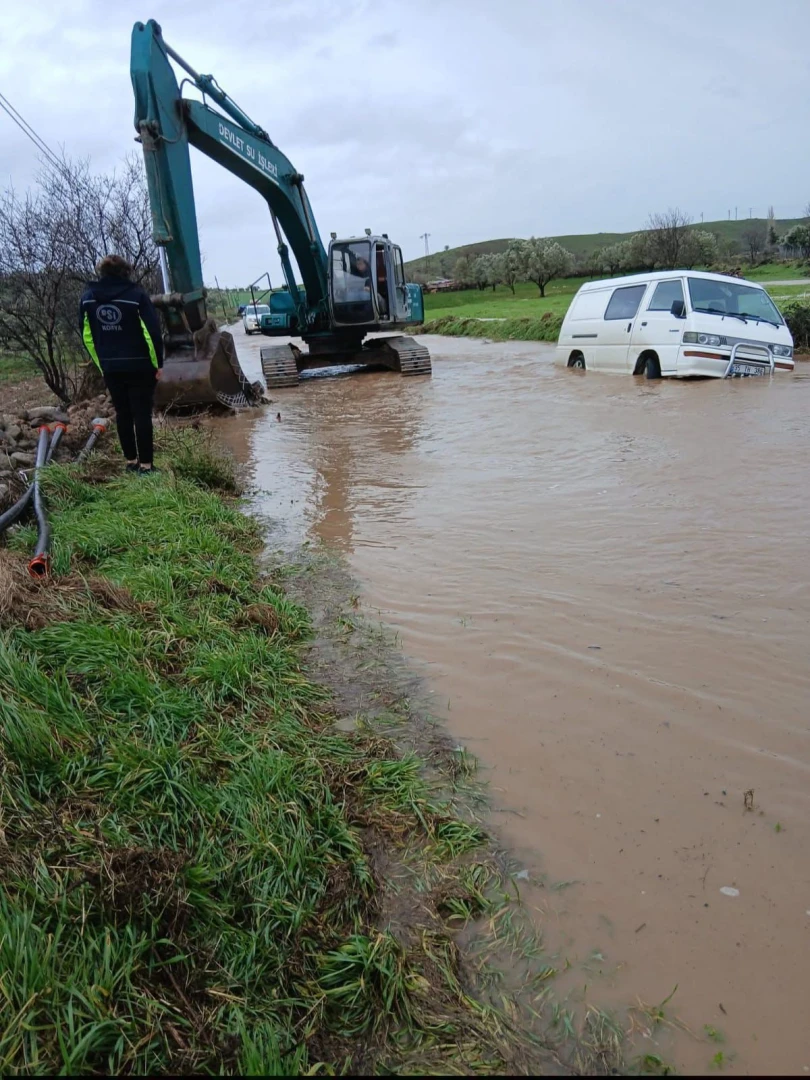 Sağanak yağış nedeniyle köy yollarında çökme meydana geldi