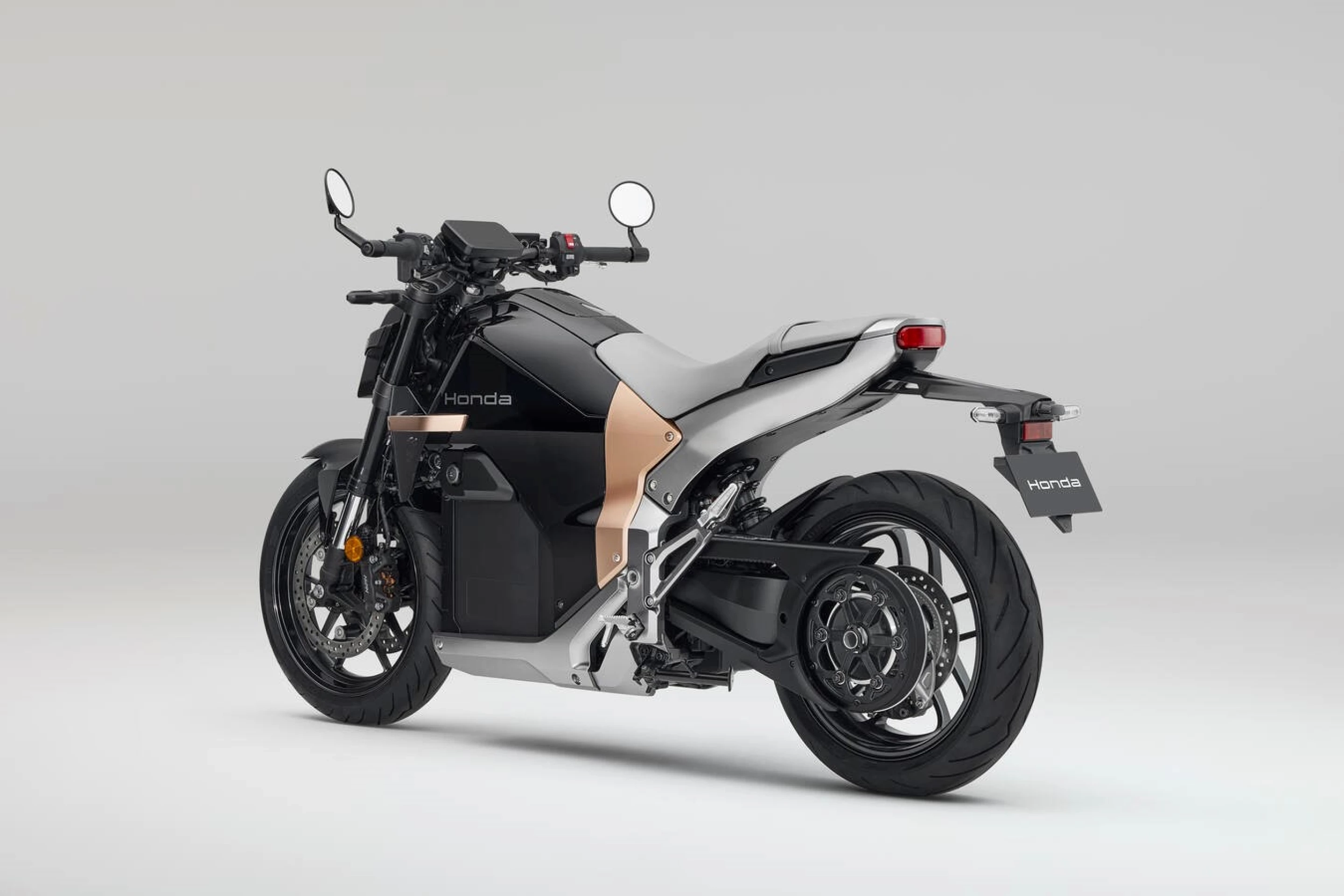 Honda’dan elektrikli motosiklet: 130 km menzil, 30 dakikada yüzde 80 şarj