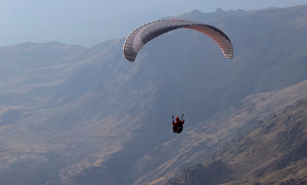 Hakkari semaları yamaç paraşütüyle renkleniyor