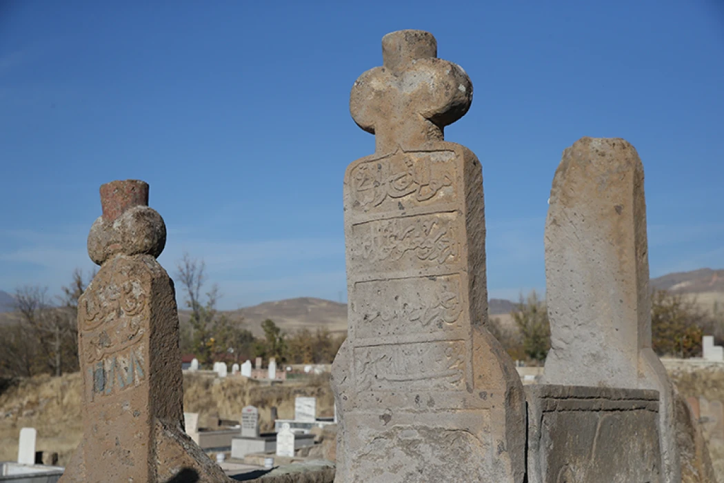 Kayseri'de Türk boyları ve Osmanlı dönemi bezemeli mezar taşları belgelendi