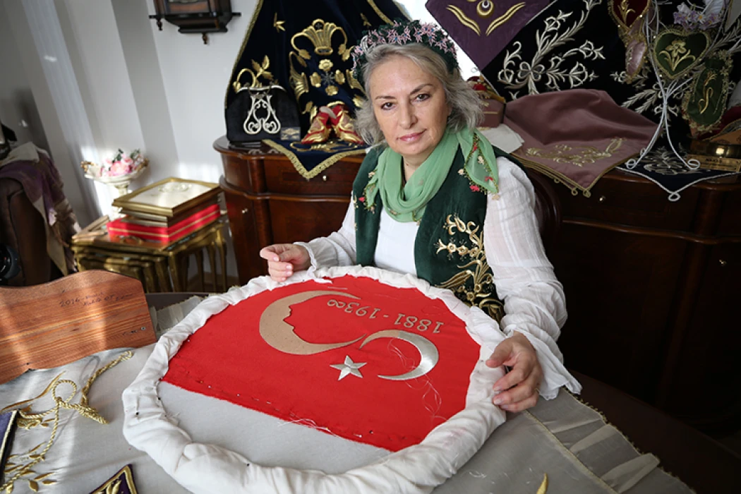 Ailesinden öğrendiği sim sırma sanatını geleneksel usullerle yaşatıp geleceğe taşıyor