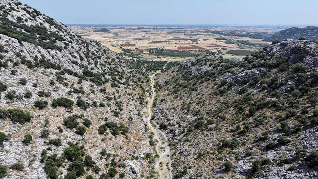 Pisidya'yı Pamfilya'ya bağlayan antik döşeme yol tarihe yolculuğa çıkarıyor