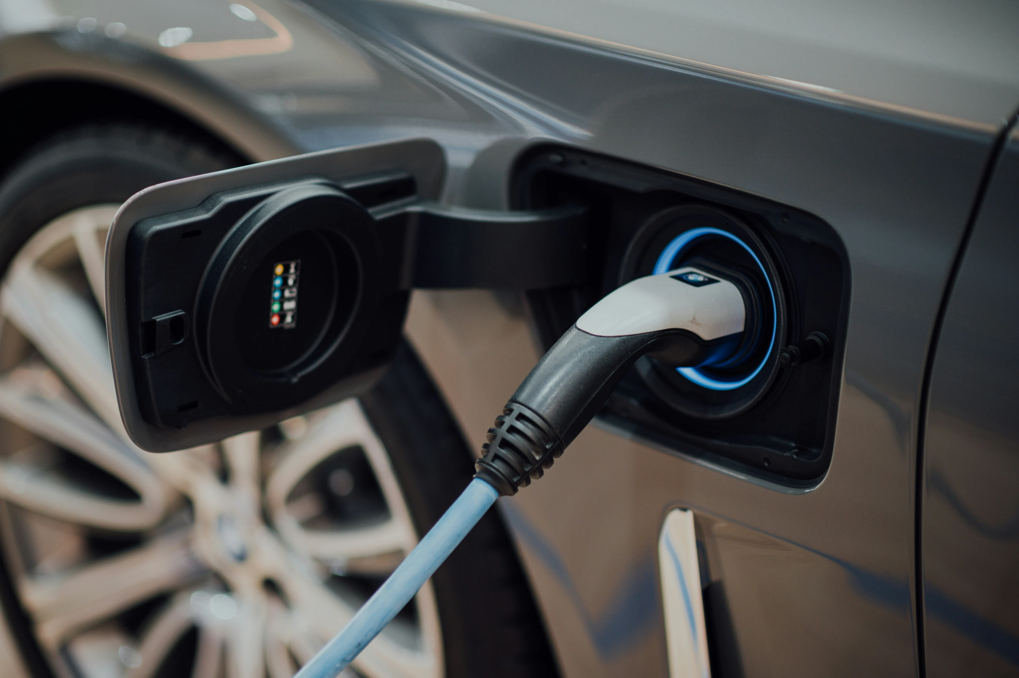 Dünya elektrikli araca yöneliyor! Nisan'da 1,6 milyon araç satıldı