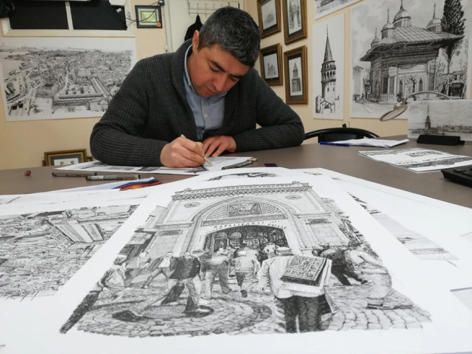 İstanbul'un kadim yapılarını gravürlü resimlerle geleceğe aktarıyor
