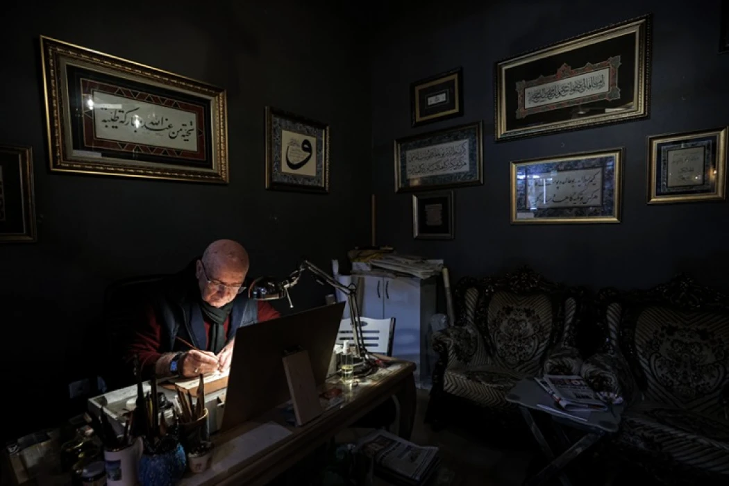 Emekli öğretmen hayranlık duyduğu hat sanatını öğrenip atölye kurdu