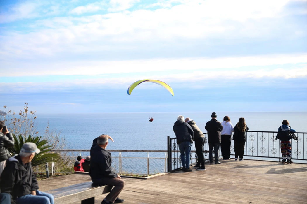 Antalya sahillerinde 2025'in ilk hafta sonunda yoğunluk yaşandı