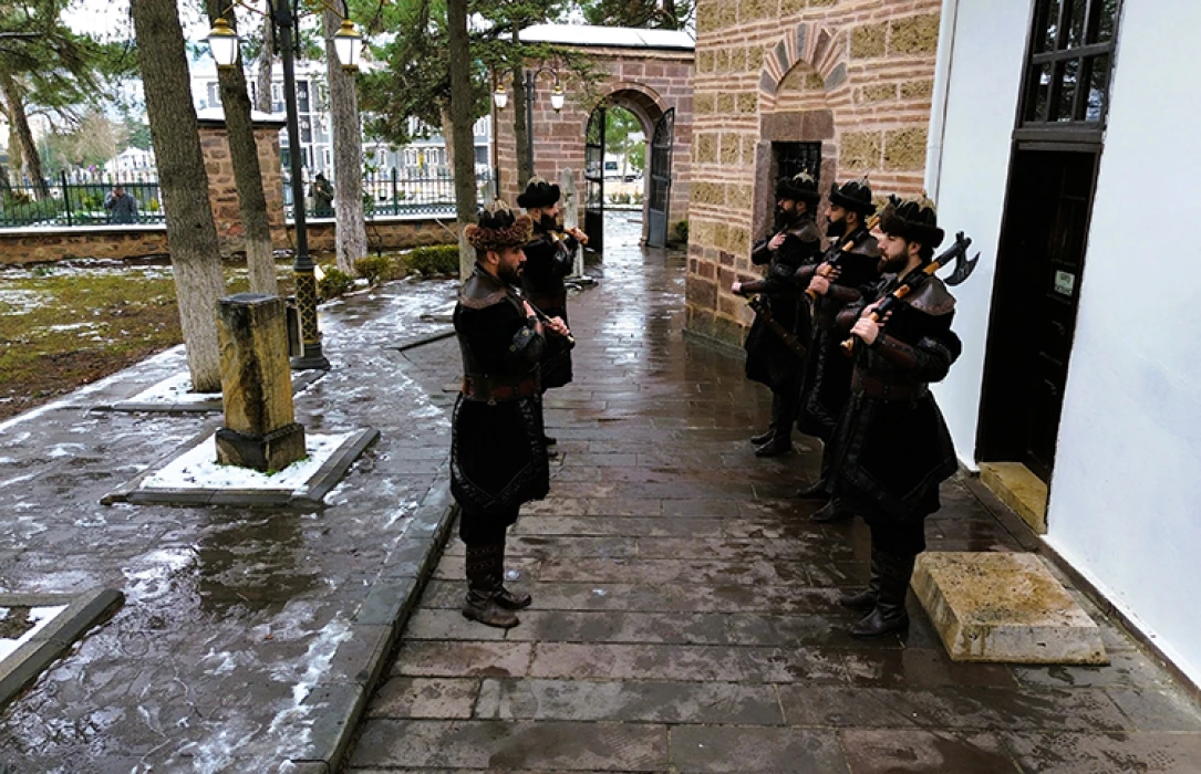 Ertuğrul Gazi Türbesi'nde saygı nöbeti tarihi dokuya uygun şekilde yenilendi