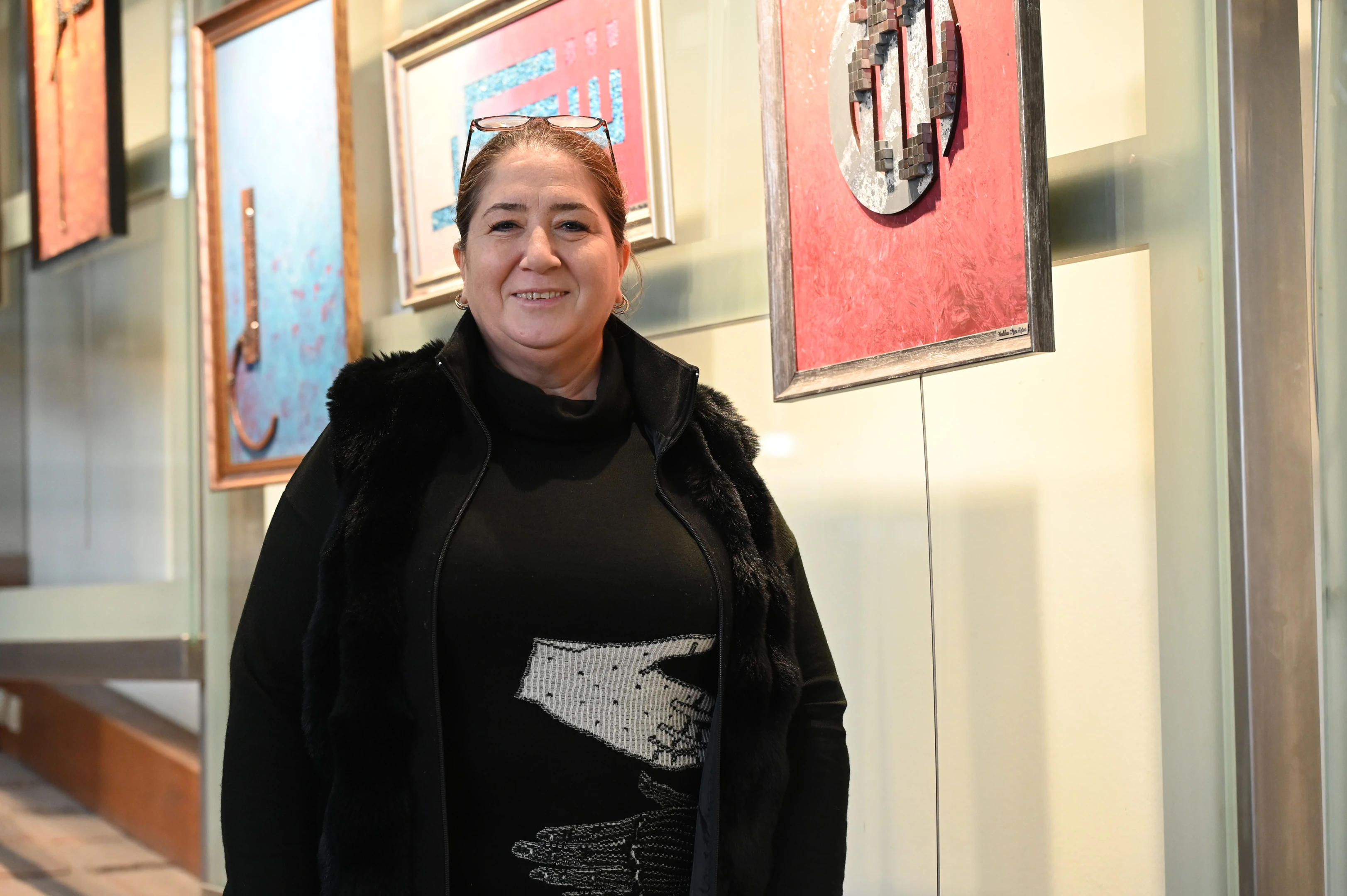 Taşı hat sanatıyla buluşturarak yumuşatıyor