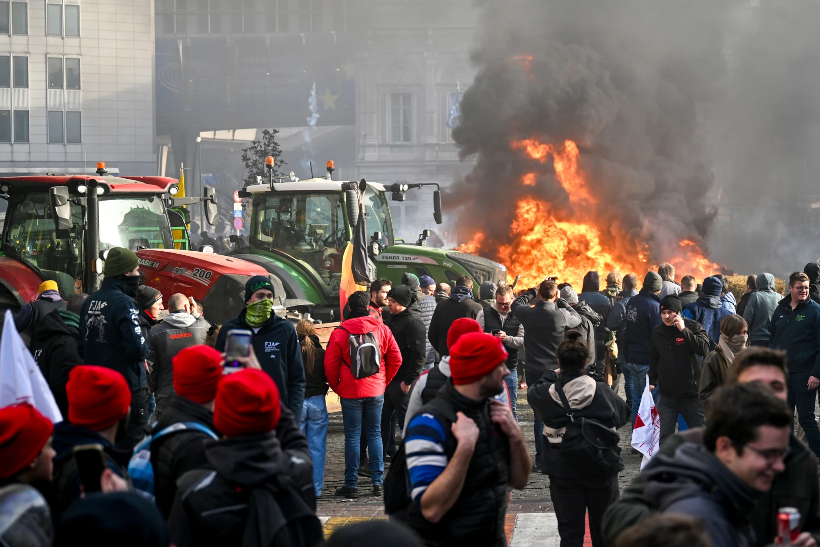 AB Liderler Zirvesi'ne kadar gittiler! Çiftçiler lastikleri ateşe verdi