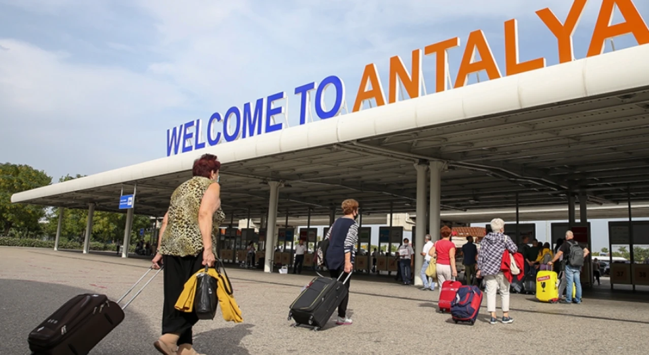 Antalya’da turizmde çifte rekor: Her 4 turistten 1’i Rus