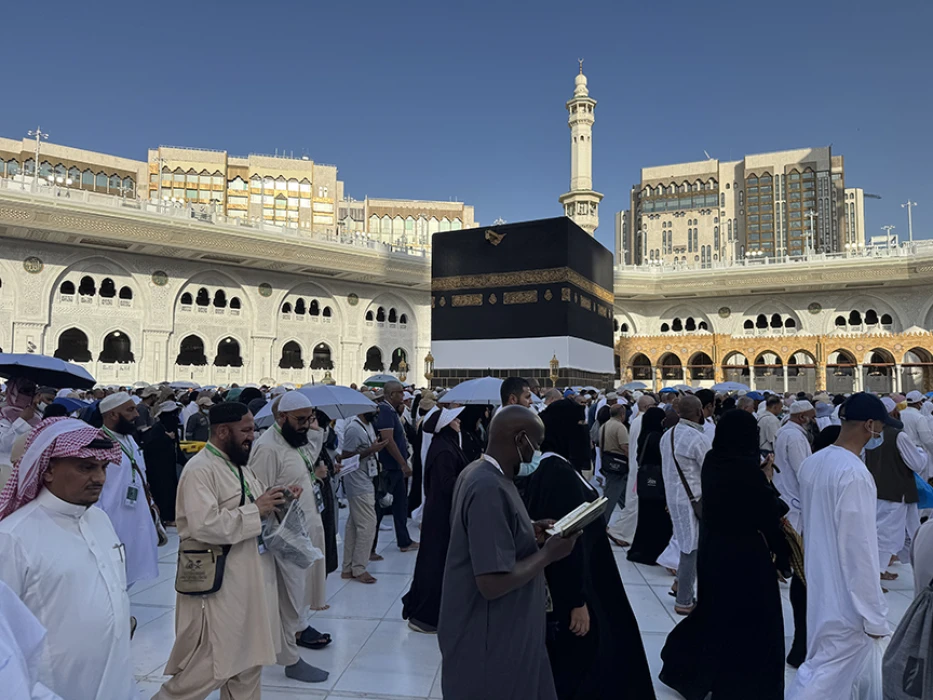 Yüz binlerce Müslüman, Kabe'den veda tavafı yaparak ayrılıyor