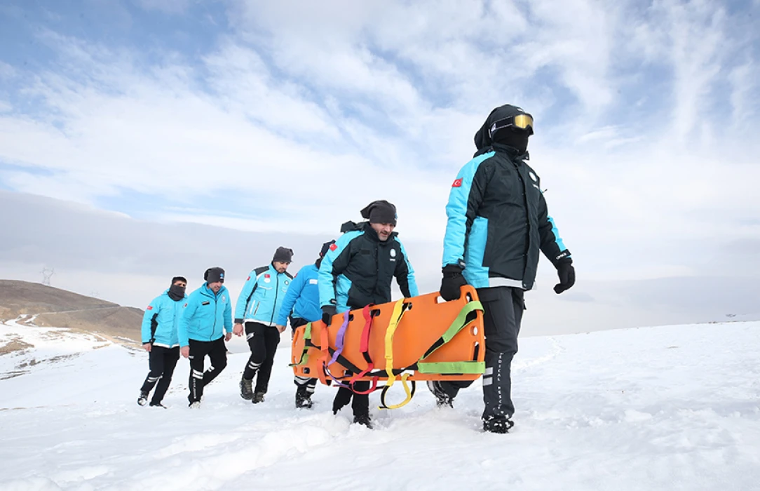 Muş'ta UMKE görevlileri, zorlu eğitimlerle çetin kış şartlarına hazırlanıyor